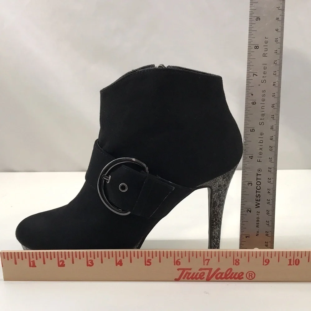 9&CO Women’s JJRAIDEL Black Faux Suede/Snakeskin 4” Heal Ankle Bootie, Buckle—6M